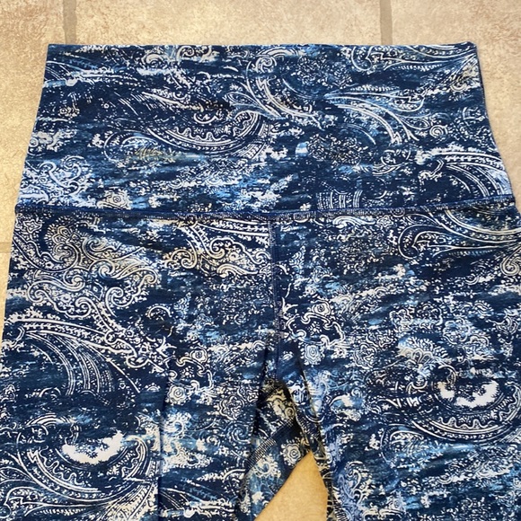 Lululemon 28” aligns paisley print - Picture 3 of 6